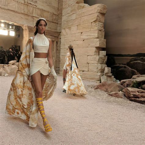 vogue runway chanel cruise 2018|Chanel Resort 2018’s Greek Goddesses Take the Grand Palais.